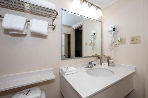 Ванная комната в Red Roof Inn & Suites Hazleton