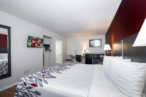 Ένα ή περισσότερα κρεβάτια σε δωμάτιο στο Red Roof Inn Houston North - FM1960 & I-45