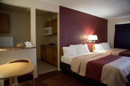 Un pat sau paturi într-o cameră la Red Roof Inn Blythe
