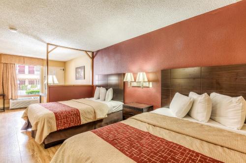 Una cama o camas en una habitación de Red Roof Inn Amarillo West