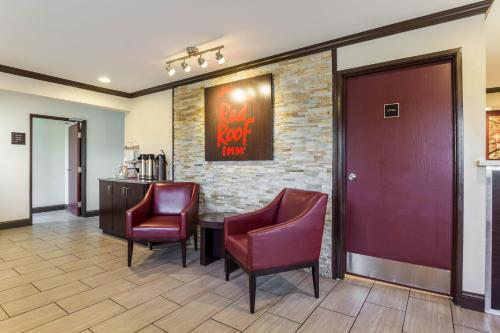 a waiting room with two chairs and a table at Red Roof Inn Dry Ridge in Dry Ridge