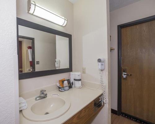 Ένα μπάνιο στο Red Roof Inn & Suites Hermitage