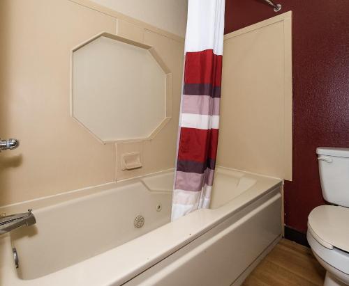 Ένα μπάνιο στο Red Roof Inn & Suites Hermitage