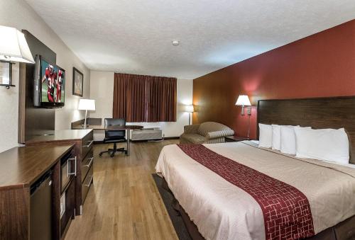 Ένα ή περισσότερα κρεβάτια σε δωμάτιο στο Red Roof Inn & Suites Hermitage