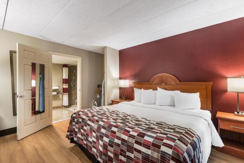 Katil atau katil-katil dalam bilik di Red Roof Inn Morton Grove