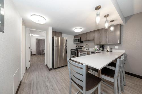 A kitchen or kitchenette at Red Roof Inn PLUS+ & Suites Naples Downtown-5th Ave S