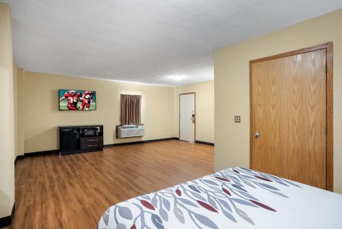 Postel nebo postele na pokoji v ubytování Red Roof Inn Des Moines