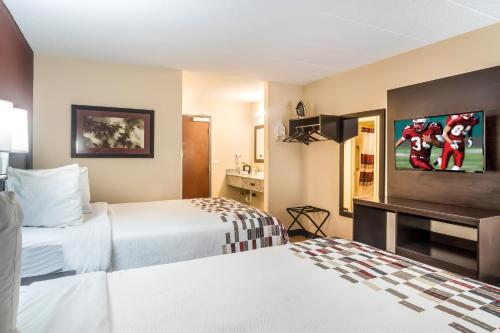 Cama ou camas em um quarto em Red Roof Inn Chicago-Alsip