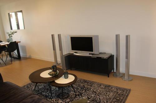 
a living room with a tv and a sink at Apartamenty Eindhoven in Eindhoven
