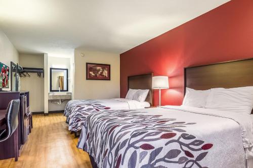 Tempat tidur dalam kamar di Red Roof Inn Scottsburg