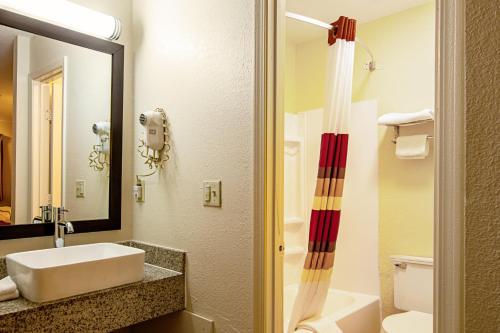 Kamar mandi di Red Roof Inn Scottsburg