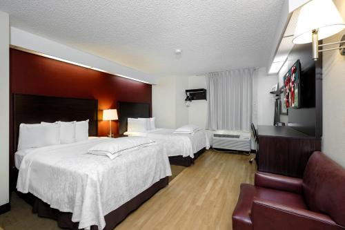 Postel nebo postele na pokoji v ubytování Red Roof Inn PLUS+ Palm Coast