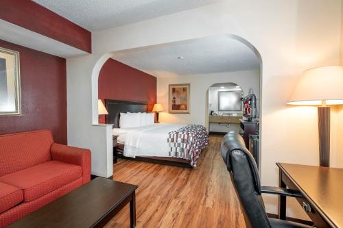 A bed or beds in a room at Red Roof Inn & Suites Oxford