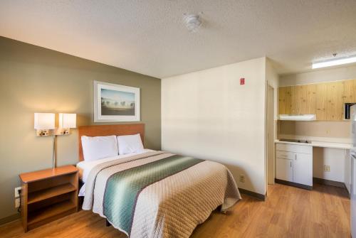Posteľ alebo postele v izbe v ubytovaní HomeTowne Studios by Red Roof Spartanburg - Asheville Highway