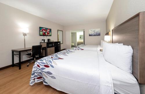 Postel nebo postele na pokoji v ubytování Red Roof Inn Petersburg - Fort Lee