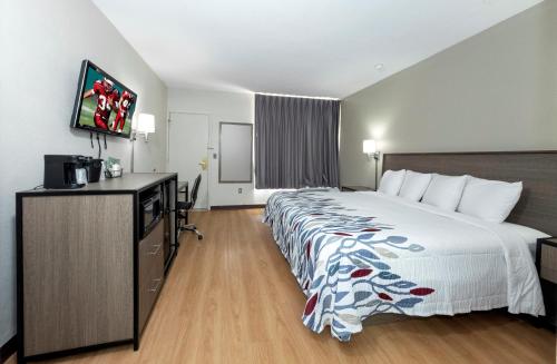 Postel nebo postele na pokoji v ubytování Red Roof Inn Petersburg - Fort Lee