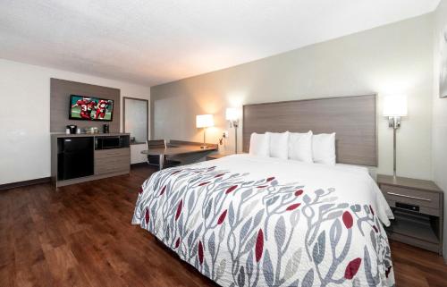 Postel nebo postele na pokoji v ubytování Red Roof Inn Petersburg - Fort Lee