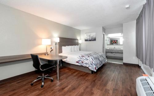 Postel nebo postele na pokoji v ubytování Red Roof Inn Petersburg - Fort Lee