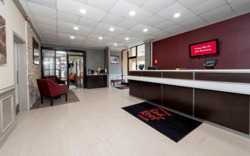 TV a/nebo společenská místnost v ubytování Red Roof Inn Petersburg - Fort Lee