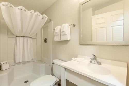 Bathroom sa HomeTowne Studios by Red Roof Orlando - Casselberry