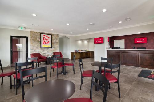 Red Roof Inn PLUS + Galveston - Beachfront