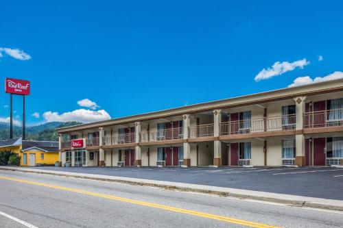 an empty street in front of a hotel at Red Roof Inn Caryville in Caryville
