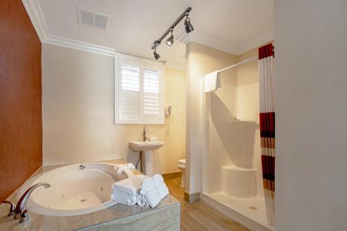uma casa de banho com uma banheira, um WC e um lavatório. em Red Roof Inn & Suites Monterey em Monterey