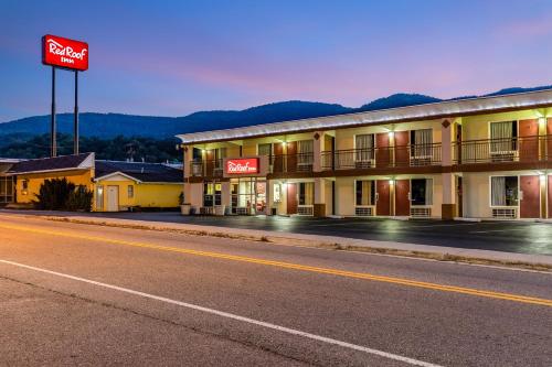 an empty street in front of a hotel at Red Roof Inn Caryville in Caryville