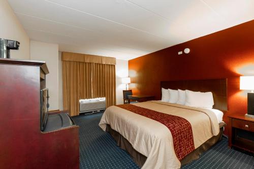 Кровать или кровати в номере Red Roof Inn Annapolis