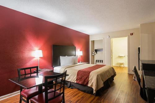 Postel nebo postele na pokoji v ubytování Red Roof Inn & Suites Scottsboro