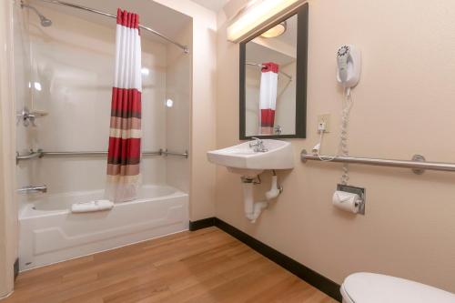 Phòng tắm tại Red Roof Inn PLUS+ Washington DC - Alexandria