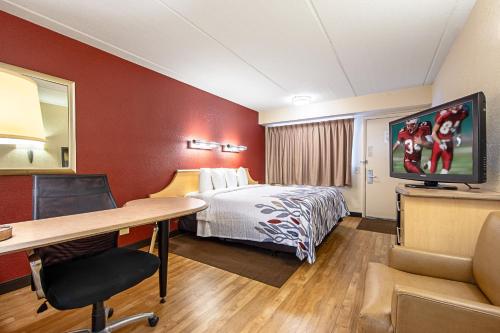 a hotel room with a bed and a desk at Red Roof Inn Charleston - Kanawha City, WV in Charleston