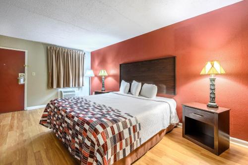 Ένα ή περισσότερα κρεβάτια σε δωμάτιο στο Red Roof Inn Sylacauga