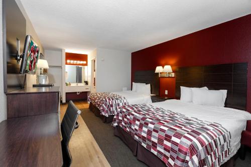 Holton的住宿－Red Roof Inn Holton，酒店客房设有两张床和电视。