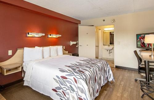 Letto o letti in una camera di Red Roof Inn Jacksonville - Orange Park