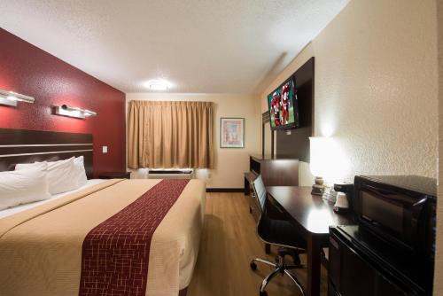 Ένα ή περισσότερα κρεβάτια σε δωμάτιο στο Red Roof Inn Houston Brookhollow