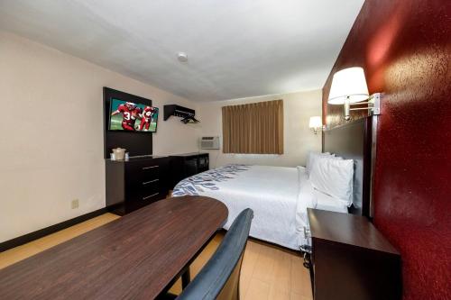 מיטה או מיטות בחדר ב-Red Roof Inn Jacksonville - Cruise Port