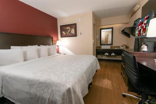 Letto o letti in una camera di Red Roof Inn PLUS+ Washington DC - Oxon Hill