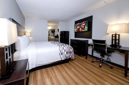 Postel nebo postele na pokoji v ubytování Red Roof Inn Arlington - Entertainment District