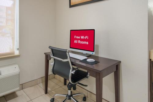 Μια τηλεόραση ή/και κέντρο ψυχαγωγίας στο Red Roof Inn PLUS+ Fort Worth - Burleson