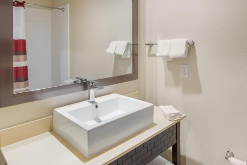 Un baño de Red Roof Inn PLUS+ Fort Worth - Burleson