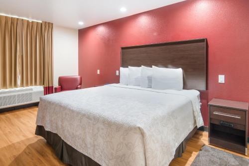 Ένα ή περισσότερα κρεβάτια σε δωμάτιο στο Red Roof Inn PLUS+ Fort Worth - Burleson