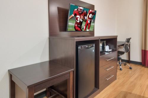 Η κουζίνα ή μικρή κουζίνα στο Red Roof Inn PLUS+ Fort Worth - Burleson