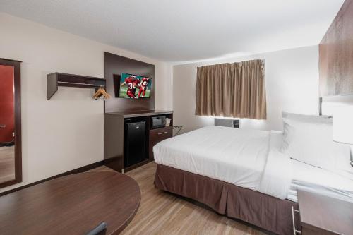 Ένα ή περισσότερα κρεβάτια σε δωμάτιο στο Red Roof Inn Bristol