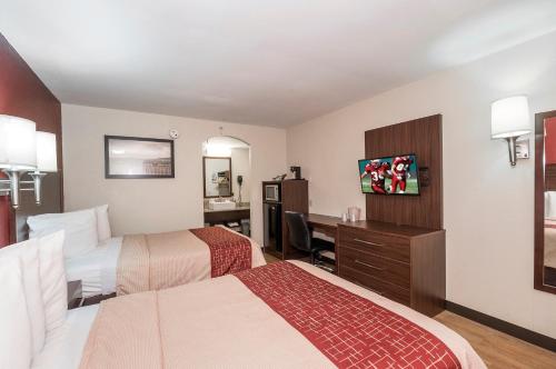 A television and/or entertainment centre at Red Roof Inn Lancaster