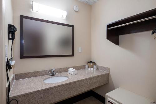 Bilik mandi di Red Roof Inn Fredericksburg North