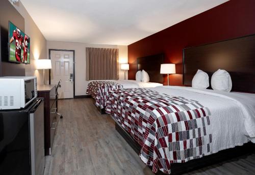 Ένα ή περισσότερα κρεβάτια σε δωμάτιο στο Red Roof Inn Muscle Shoals