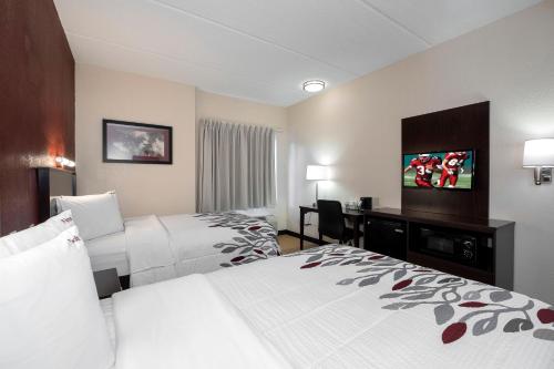 Katil atau katil-katil dalam bilik di Red Roof Inn Raleigh Southwest - Cary