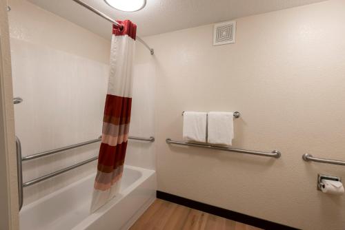 y baño con cortina de ducha y bañera. en Red Roof Inn Raleigh Southwest - Cary, en Cary