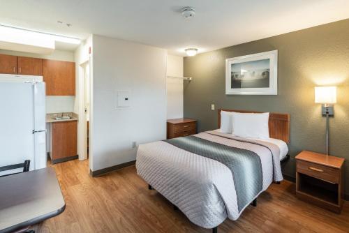 Llit o llits en una habitació de HomeTowne Studios by Red Roof Spokane - Valley